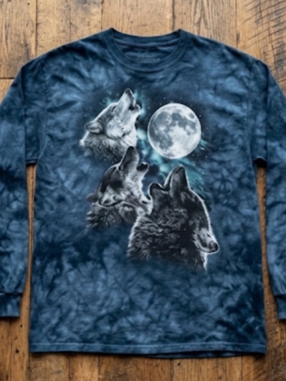 The mountain wolf howling at the moon, long sleeve shirt